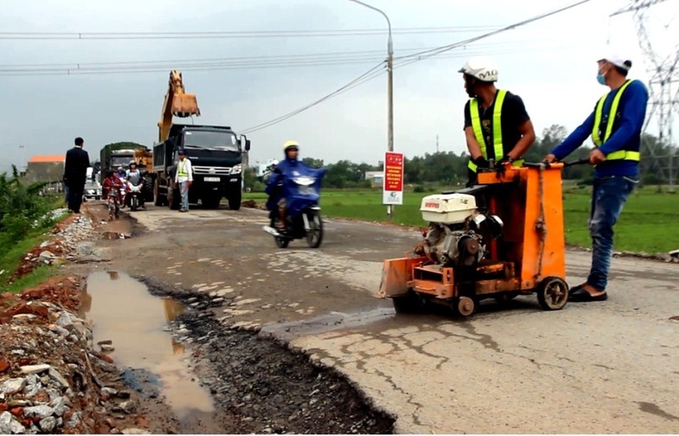 Tạm dừng phục vụ xe tải nặng để sửa đường hư hỏng - 3 Công nhân sửa chữa đường nhưng người dân phản đối
