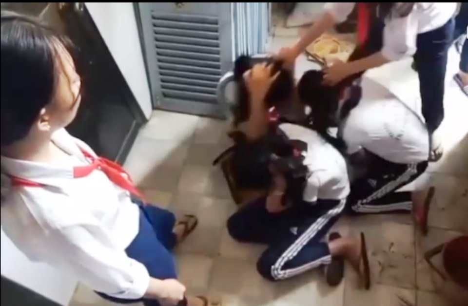 3 nữ sinh lớp 7 bị hai “đàn chị” lớp 9 đánh liên tiếp vào đầu - 2
Hai nữ sinh lớp 9 thay phiên nhau hỏi tội và dùng tay đánh liên tiếp vào đầu và mặt 3 nữ sinh lớp 7 (ảnh chụp từ clip)