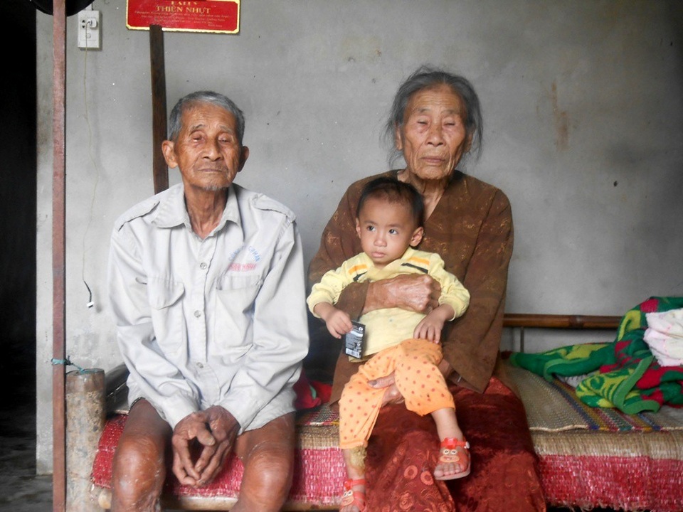Hoàn cảnh gia đình khó khăn, cha mẹ già yếu cùng đứa con điên dại là nỗi lo day dứt của bà