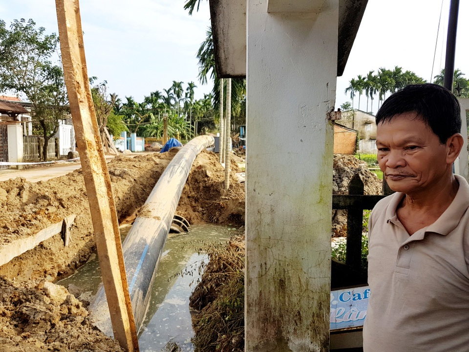 Dân phản đối đào đường đặt ống nước, chính quyền lúng túng - 3 Nhiều người dân phản đối cắt đường đặt tuyến ống nước, họ yêu cầu di dời ống nước vào bên lề để không phải cắt đường