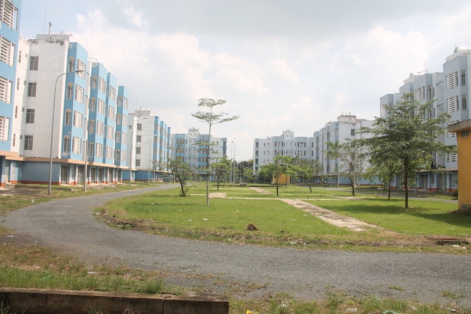 TPHCM: Dân tháo chạy khỏi... khu nhà ở tái định cư - 3 Hiện vẫn còn rất nhiều block của khu nhà tái định cư huyện Bình chánh không có người ở