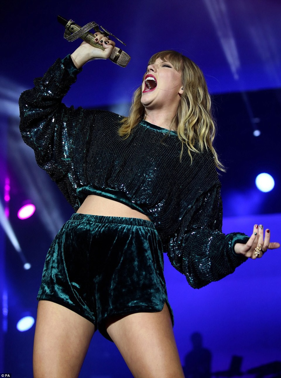 Taylor Swift khoe chân nuột nà - 3
Taylor trình diễn chùm ca khúc hit như Ready For It, Blank Space, Gorgeous...