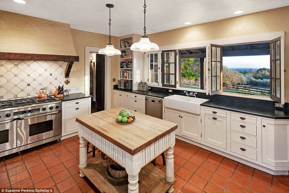 
Biệt thự gồm 4 phòng ngủ, 5 phòng tắm
