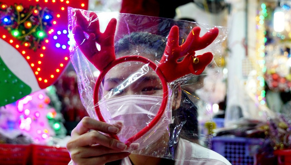 Phụ kiện cho các bạn nữ giá chỉ còn một nửa. Chiếc cài tóc chỉ còn 30.000 đồng một cặp, nếu mua nhiều giá còn thấp hơn