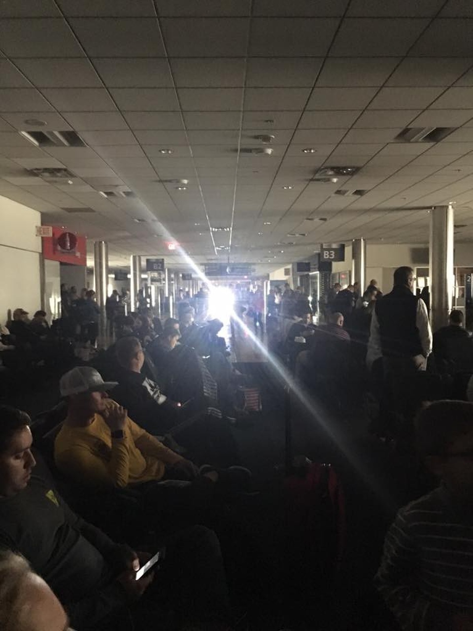 Mỹ: Sân bay bận rộn nhất thế giới hủy gần 1.000 chuyến bay vì mất điện - 1 
Khu vực sảnh chờ tối om do mất điện. (Ảnh: Facebook)