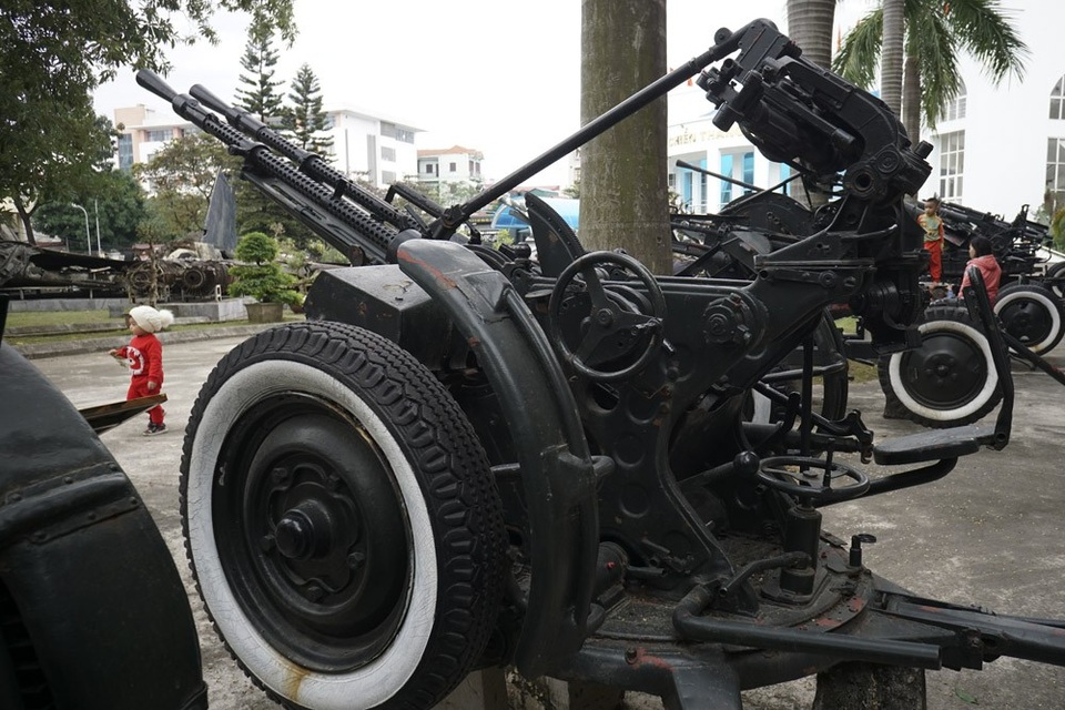 Những vũ khí đã bắn hạ B52 trong trận "Điện Biên Phủ trên không" - 4 Súng máy phòng không 14,5mm do lực lượng tự vệ Nhà máy điện Yên Phụ (đơn vị anh hùng) sử dụng, tham gia chiến đấu bắn rơi 1 máy bay F4 của Mỹ ngày 10/5/1972.