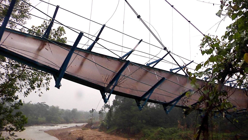 Đứt mố neo cầu treo, một học sinh lớp 4 mất tích - 3 Hiện trường cây cầu treo bị đứt mố. (Ảnh: T.S.)