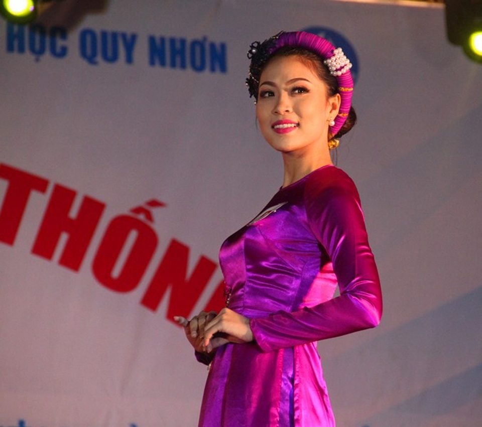 Sinh viên ĐH Quy Nhơn tỏa sáng trong cuộc thi tìm kiếm "trai tài gái sắc" - 4 Thí sinh đẹp đằm thắm trong trang phục áo dài truyền thống.