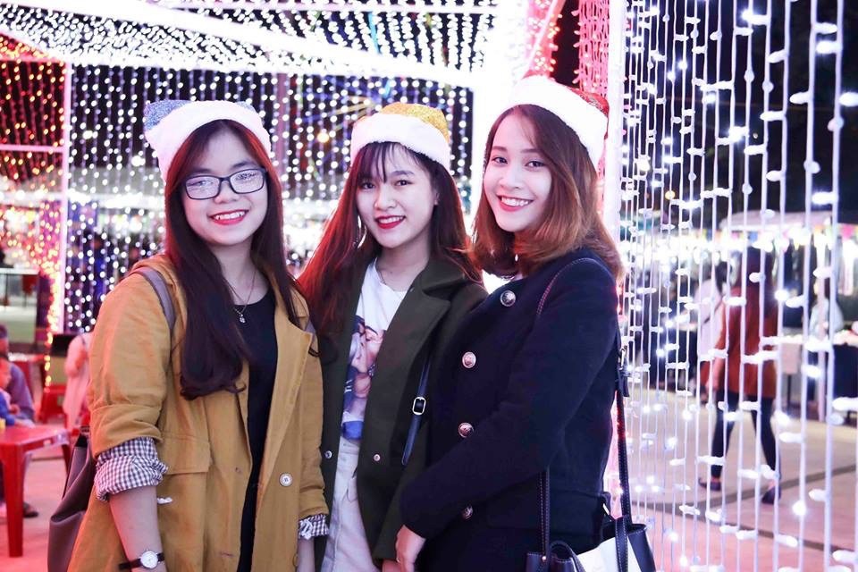 Giới trẻ check in các khu vui chơi, giải trí ở Đà Nẵng lấp lánh sắc màu Giáng sinh
