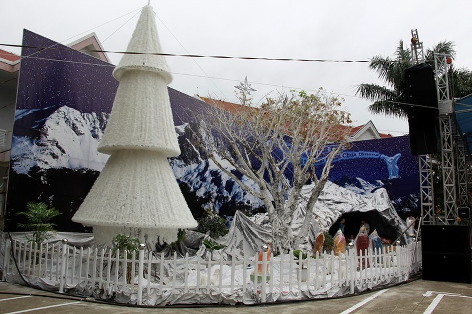 Hang đá tại nhà thờ Thánh Tâm (đường Phan Chu Trinh) đã được hoàn thiện