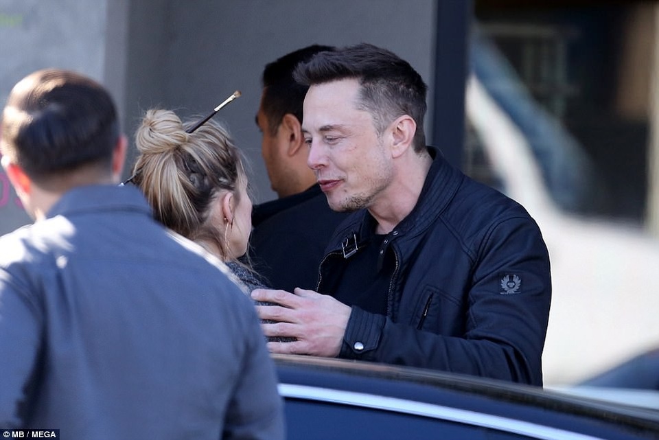 
Elon Musk là tỷ phú công nghệ sở hữu khối tài sản ước chừng 20 tỷ USD trong khi nữ diễn viên Amber Heard vừa ly dị chồng là cướp biển Johnny Depp
