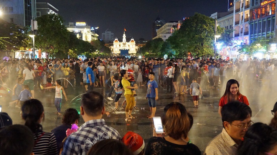 Phố đi bộ Nguyễn Huệ nhếch nhác vì... rác, hàng rong - 3 Đài phun nước ken đặc người
