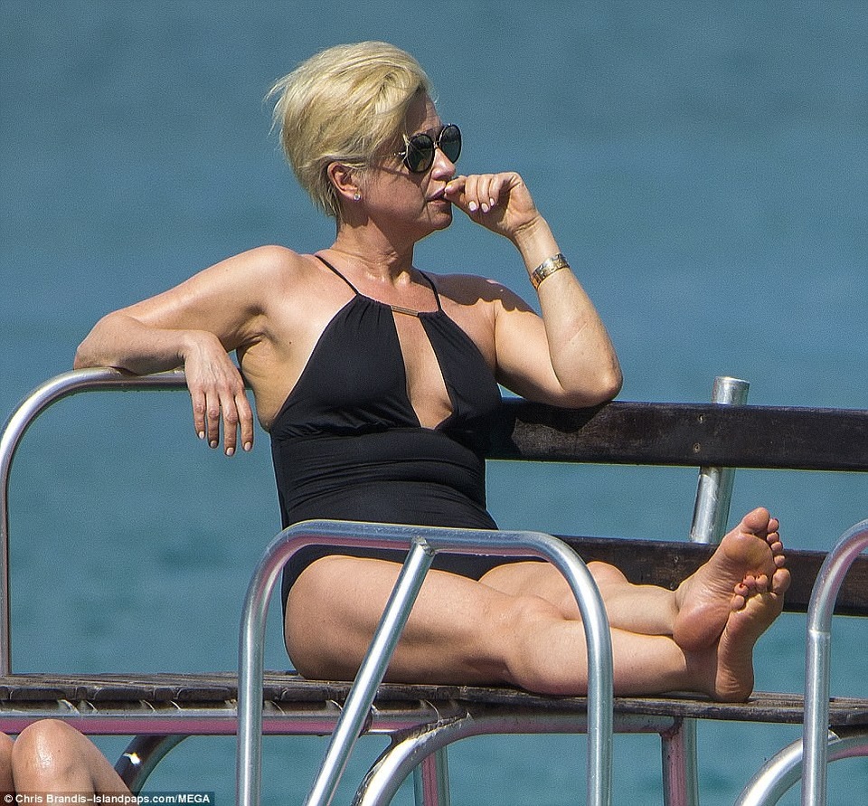 
Emma Forbes có 2 con gái năm nay 21 tuổi và 18 tuổi
