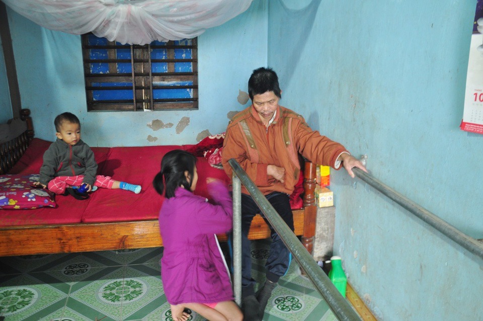 5 con thơ khốn khó khi bố tai biến mạch máu não, mẹ gặp tai nạn nằm liệt giường - 2 Ông Võ Đình Quang, nhờ con giúp để luyện tập đi lại hàng ngày