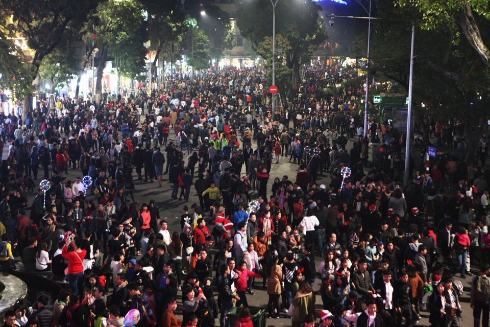 Biển người ở phố đi bộ hồ Gươm đón Giáng sinh - 12
Hơn 22h, phố đi bộ quanh hồ Gươm vẫn đông nghịt người.