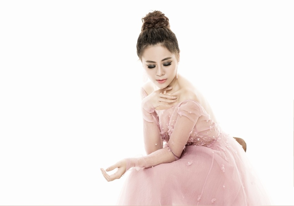 Diện đầm trễ vai, "Kiều nữ làng hài" Nam Thư cuốn hút dưới mọi góc nhìn - 4