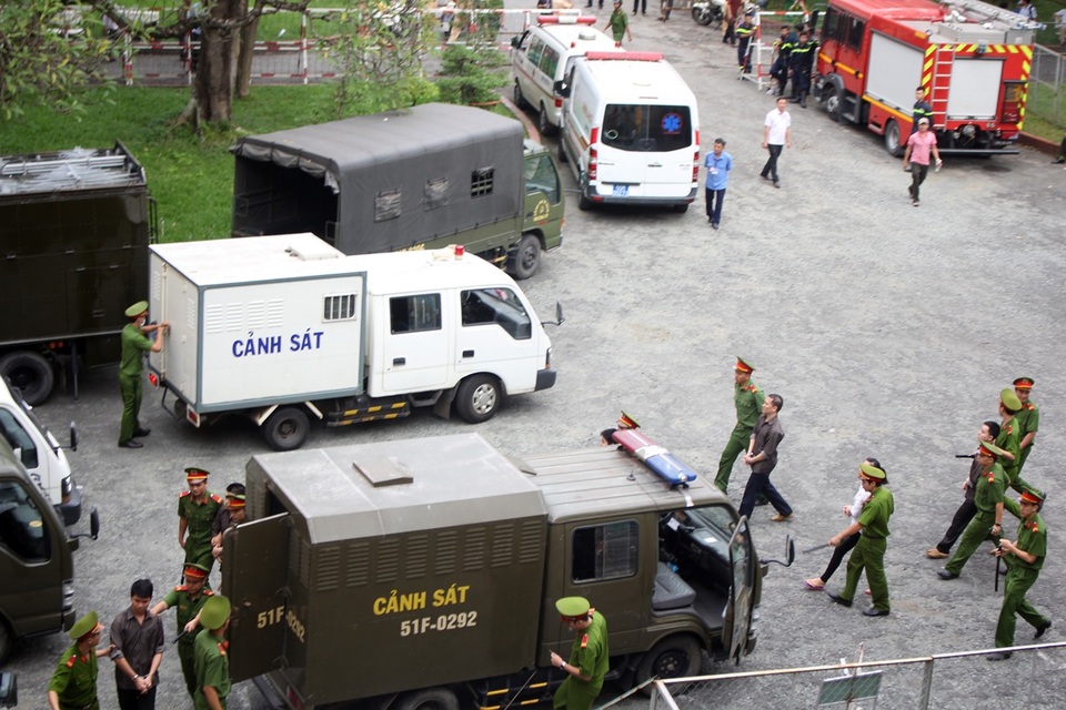 Vụ khủng bố sân bay Tân Sơn Nhất: Các bị cáo đồng loạt chối tội - 4 Các bị cáo bị dẫn giải về trại giam.