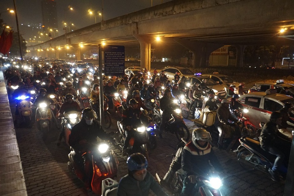 Hình ảnh đường phố Hà Nội kín đặc phương tiện ngày cuối năm - 3
Đường Khuất Duy tiến tắc trầm trọng, dòng phương tiện tìm mọi cách len lỏi. Tại đoạn giao với đường Nguyễn Trãi, ùn tắc kéo dài 1km.