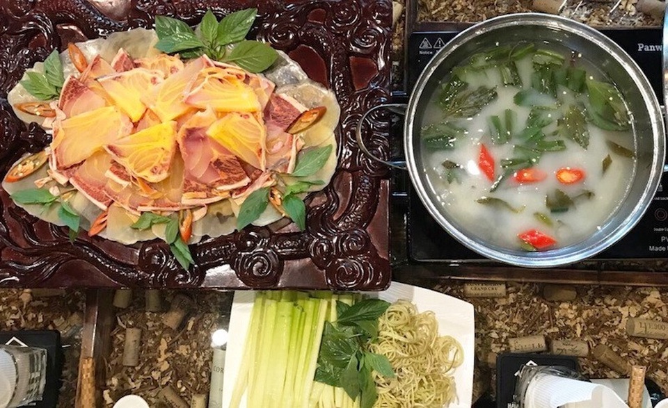 Đại gia "săn" cá hô từ Campuchia, Lào, Thái... làm tiệc đón Tết - 3 Cá hô nhúng mẻ là món ăn khoái khẩu của nhiều đại gia.