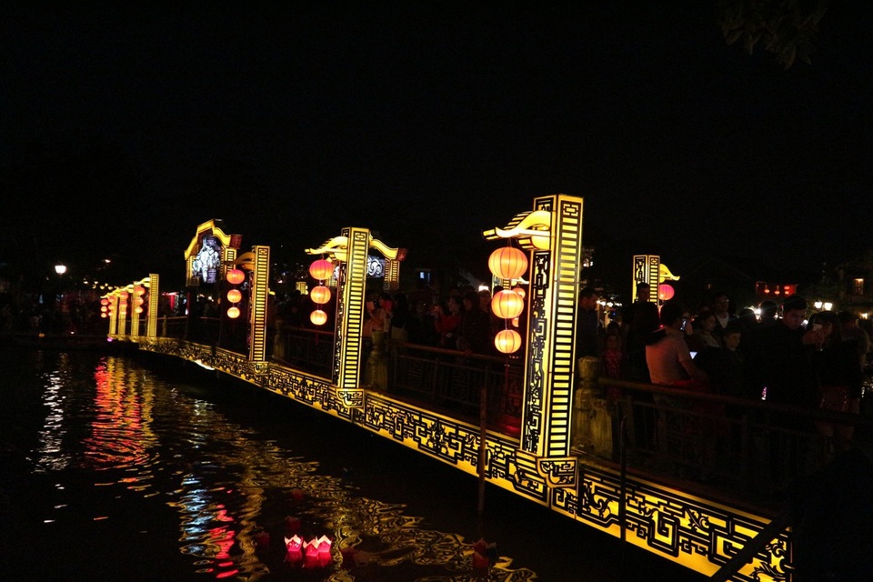 Đông đảo du khách đến với Hội An cùng hân hoan mừng năm mới trong đêm 31/12, cầu một năm 2018 an lành, hạnh phúc