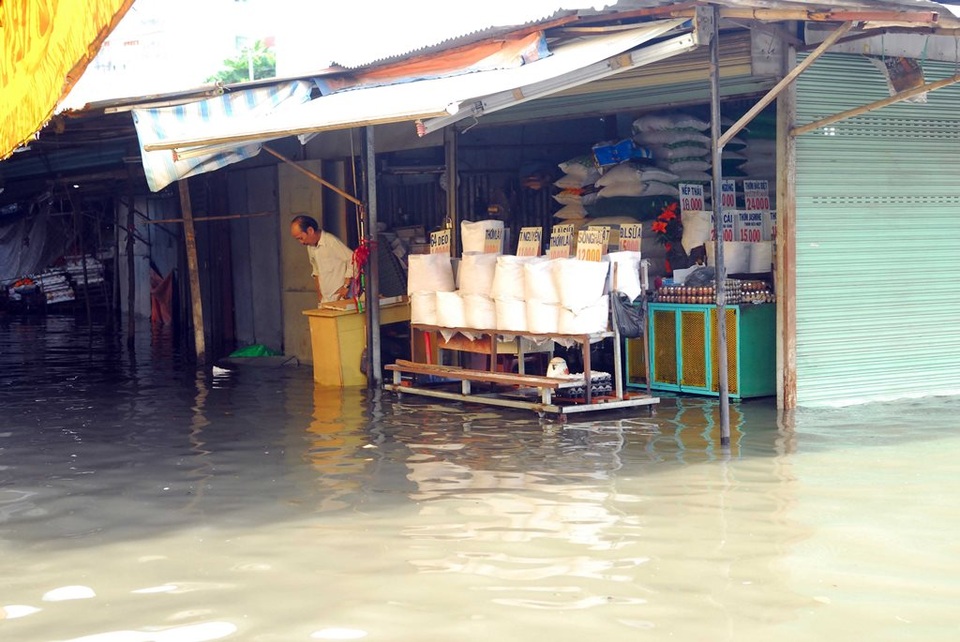 Hình ảnh người Sài Gòn một ngày vật lộn với ngập lụt - 7
Việc kinh doanh, buôn bán của người dân ở chợ Ngã Tư Ga bị ảnh hưởng rất nhiều