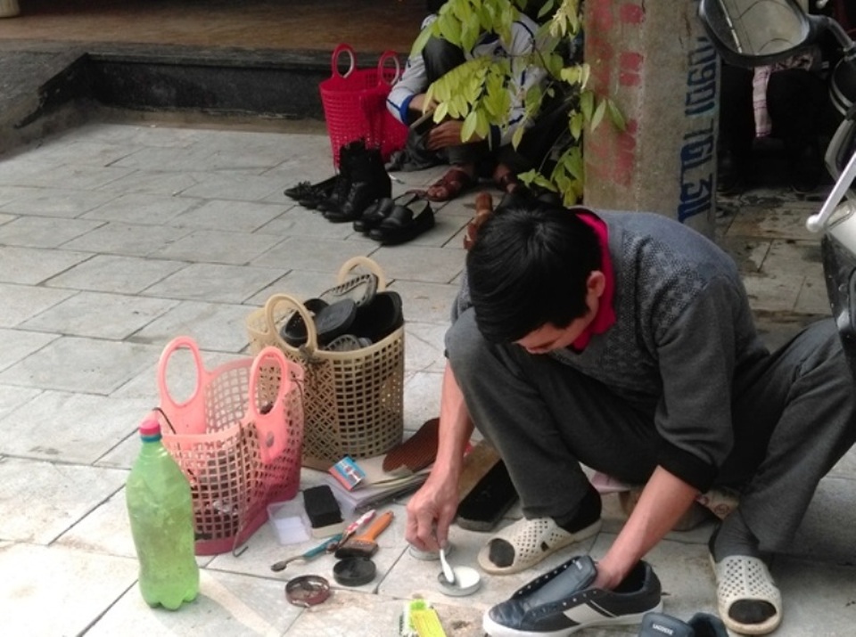 Sáng 30 Tết: Những nghề “bội thu” - 4 Nghề đánh giày cũng bội thu