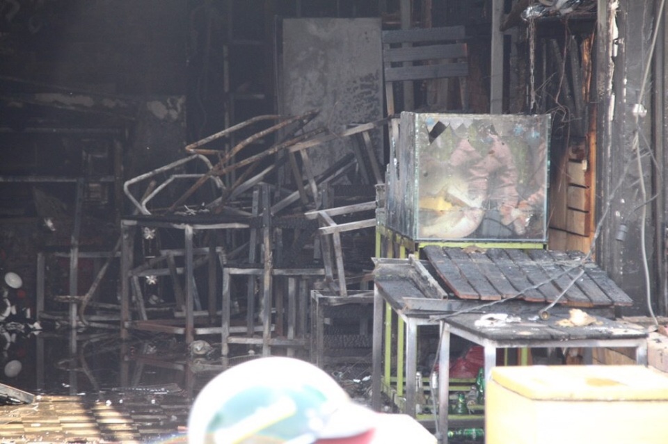 Liên tiếp xảy ra 3 vụ cháy chỉ trong buổi sáng - 3 Nhiều tài sản bên trong quán nhậu bị cháy rụi