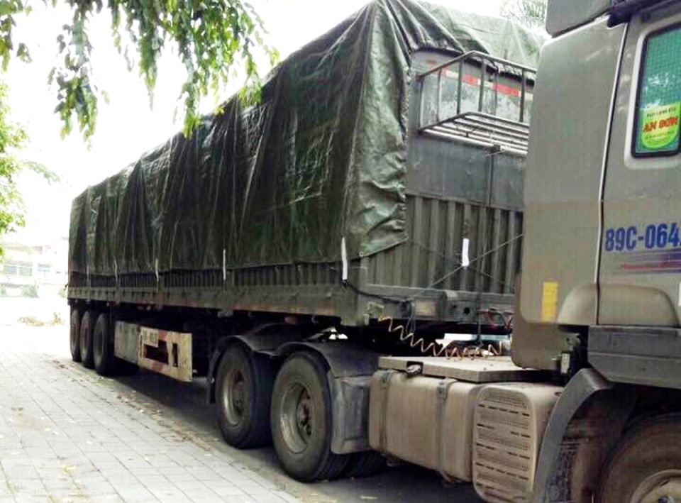 Phương tiện chở gỗ bị lực lượng chức năng bắt giữ