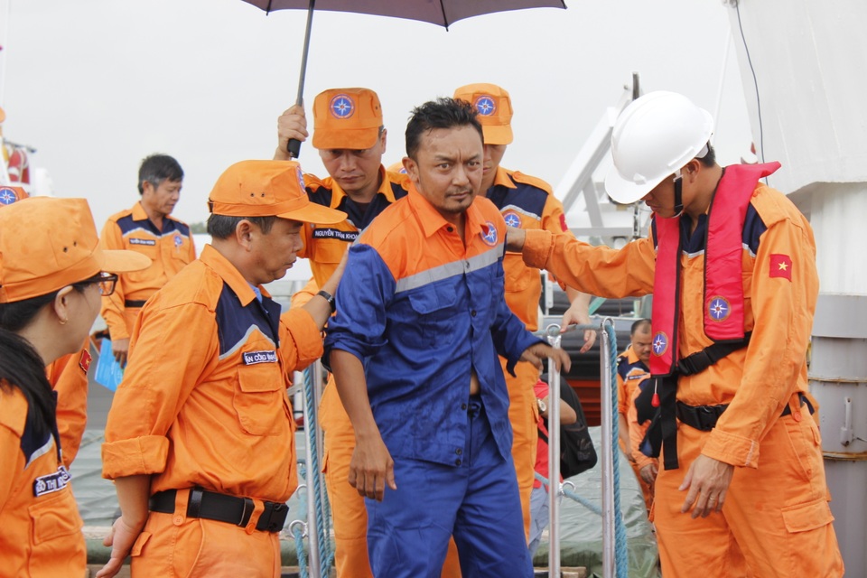 Cứu một thuyền viên Malaysia gặp nạn trên biển - 1 Đưa thuyền viên Malaysia về bờ an toàn