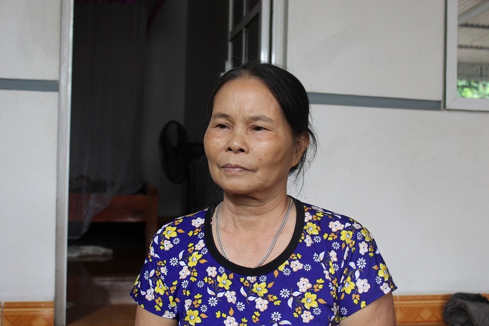 
Bà Lý bàng hoàng kể lại câu chuyện bị đạn bất ngờ găm trúng ngực khi đi lễ chùa. Hiện vùng ngực của bà vẫn còn vết sẹo dài gần chục mũi khâu.
