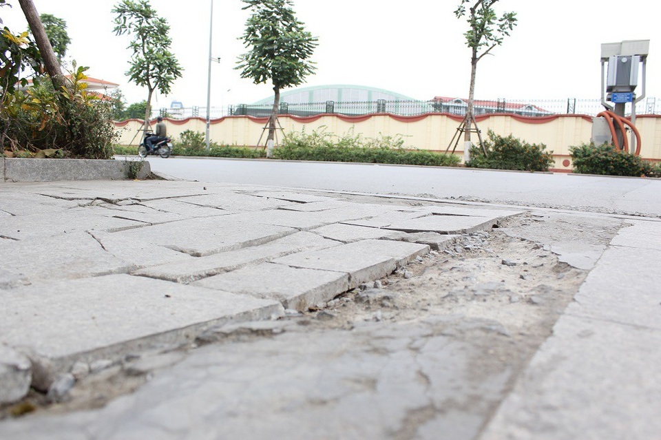 Hà Nội: Đá lát "bền vững 70 năm" vỡ nát sau hơn 1 năm sử dụng - 2 Hà Nội: Đá lát "bền vững 70 năm" vỡ nát sau hơn 1 năm sử dụng - 2