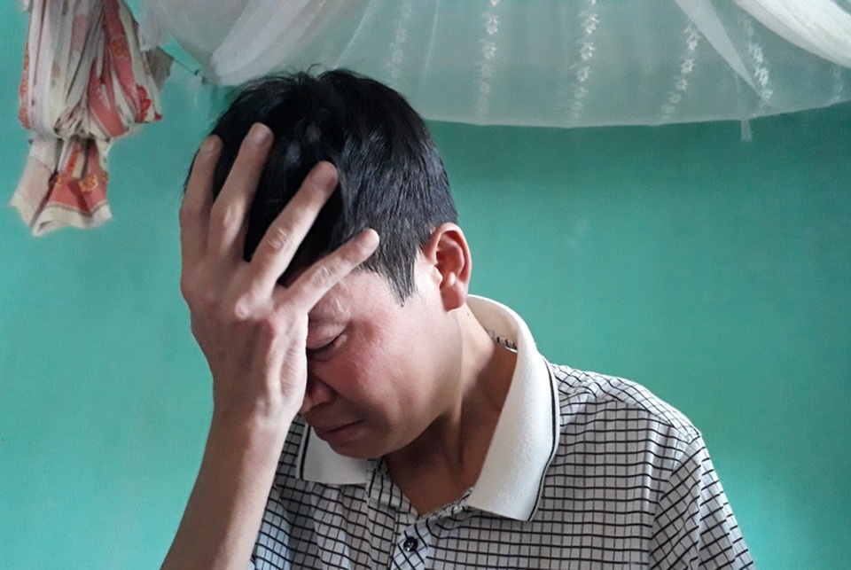 Không tiền chữa bệnh, vợ nuốt nước mắt nhìn chồng xin về nhà chờ chết - 2 Nghĩ đến những khoản tiền vay mượn khiến anh càng đau đớn, thương vợ, thương con