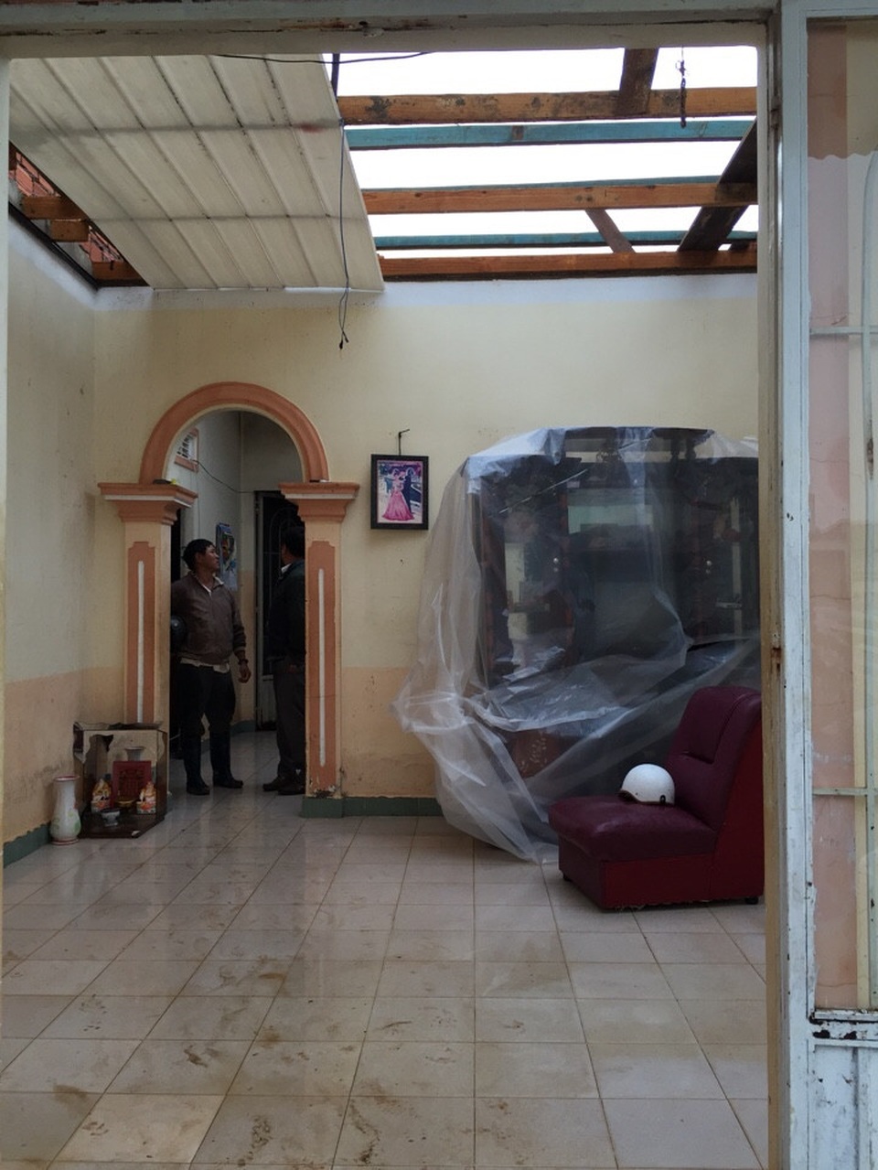 Mưa đá kèm lốc xoáy làm tốc mái hàng chục căn nhà - 1