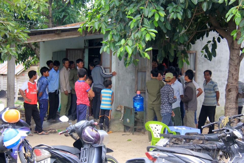 Phát hiện 2 thi thể nam tử vong cùng 1 ngày - 2 Người dân kéo đến nhà nạn nhân Điên xem sự việc