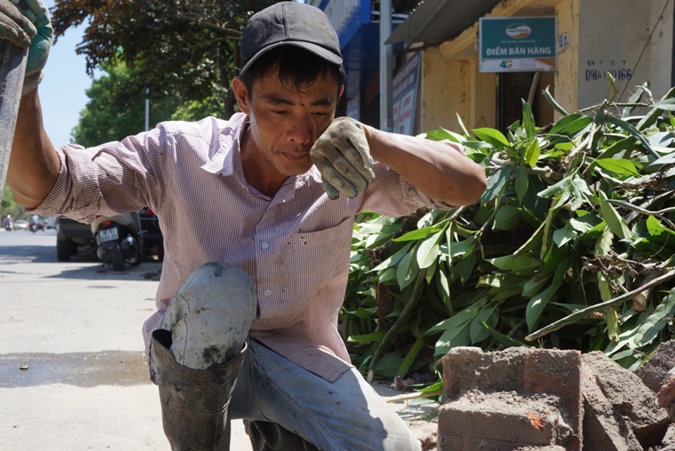 Những người lao động mưu sinh dưới “chảo lửa” miền Trung - 3 Những giọt mồ hôi được lau vội