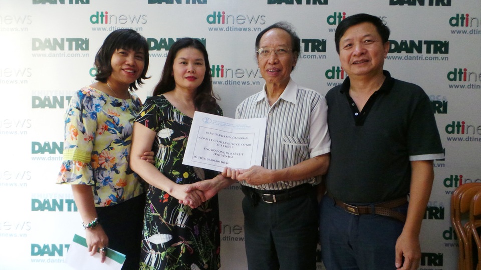 Bạn đọc Dân trí đã ủng hộ hơn 1,7 tỷ đồng giúp đỡ đồng bào miền núi bị lũ quét - 3 Đại diện Ban chấp hành công đoàn Công ty Cổ phần dụng cụ cơ khí Xuất khẩu trao phần quà đến Tổng Biên tập Báo Dân trí Phạm Huy Hoàn để giúp đỡ người dân vùng núi phía Bắc bị lũ quét.
