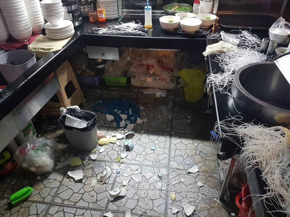 Truy tìm nhóm thanh niên hành hung chủ quán ăn vì không được phục vụ trước - 1 Quán ăn khuy bị nhóm thanh niên đập phá