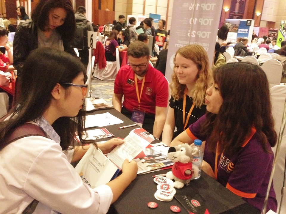 
Nhiều bạn trẻ đến ngày hội tìm hiểu thông tin du học
