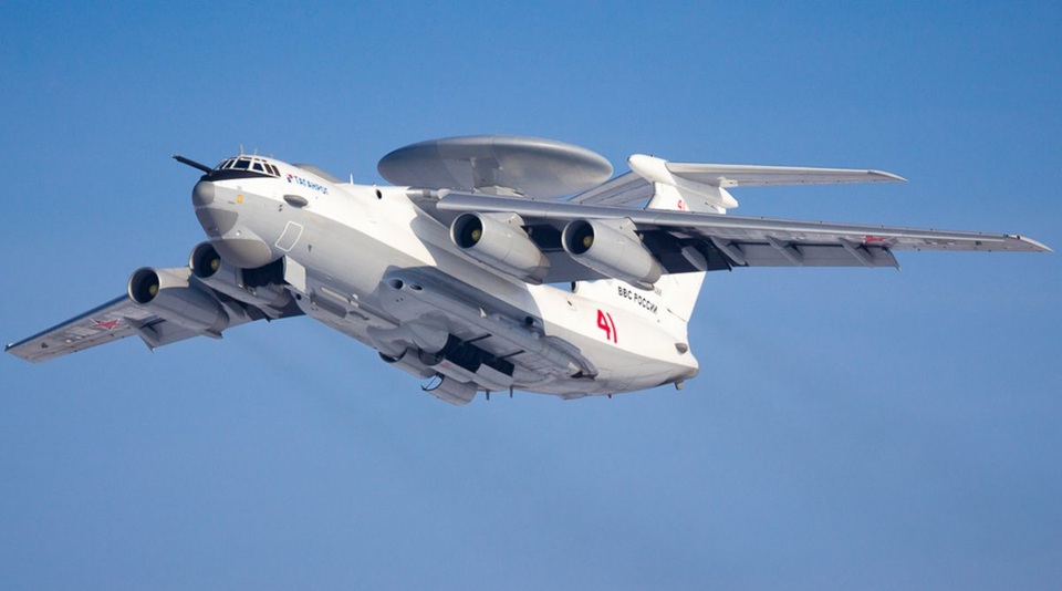 “Mắt thần trên không” A-50U của Không quân Nga - 3
A-50U có mái vòm trên đỉnh, được đội bay Nga gọi là “cây nấm”. Đó là radar Shmel-M có đường kính gần 11m, bao gồm 2 ăng-ten bên trong và nó quay 6 lần/phút, luôn ở trong chế độ tìm kiếm.