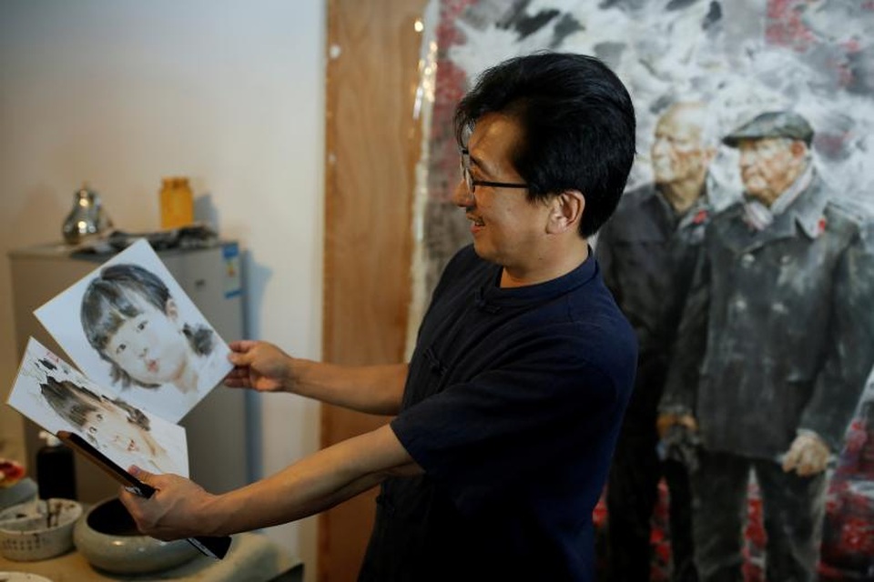 Ông Ji Zhengtai giới thiệu tác phẩm nghệ thuật tại bảo tàng Mansudae ở Bắc Kinh. Đây là phòng trưng bày chính thức của trung tâm nghệ thuật Mansudae, trực thuộc sự quản lý của chính phủ Triều Tiên. Tại đây, người tham quan có thể tìm thấy hàng loạt các bức tượng chân dung nhà lãnh đạo thế giới, băng-rôn khẩu hiệu tuyên truyền, các bức thêu…