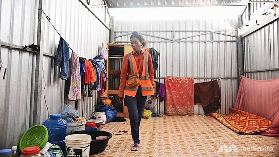 Phận đời nhọc nhằn của những người phụ nữ giúp “kiến thiết” Campuchia - 3 Nơi ở tuềnh toàng của Khuon Theourn (Ảnh: Media Corp)