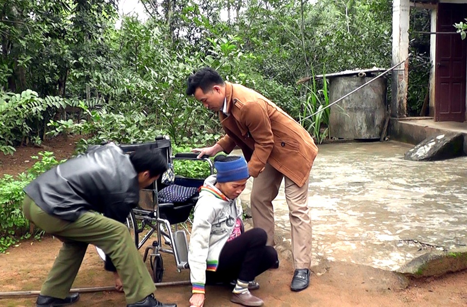 Đoạn kết xót xa của một cựu nữ quân nhân Trường Sơn - 4 Căn bệnh viêm tủy sống không có tiền chữa trị nên hai chân của bà Hải ngày càng bị teo tóp, mỗi lần lên, xuống xe lăn đều phải kêu hàng xóm giúp đỡ. Ở cái xóm nghèo heo hút này, bà con chúng chỉ biết đến động viên tinh thần chứ không giúp được gì nhiều. Ông Nguyễn Văn Tuệ - Xóm trưởng xóm 4 Mỹ Thành bộc bạch.