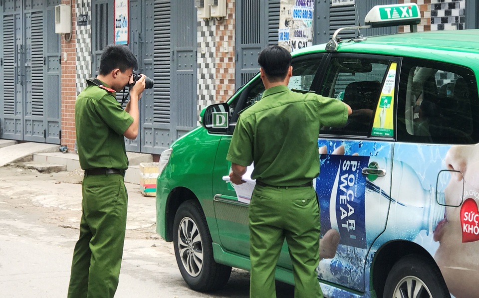
Công an quận Gò Vấp khám nghiệm hiện trường vụ việc tài xế taxi khai bị đối phương nổ súng. Tuy nhiên, kết quả điều tra xác định đối tượng Tuân chỉ chĩa súng nhựa hù dọa.
