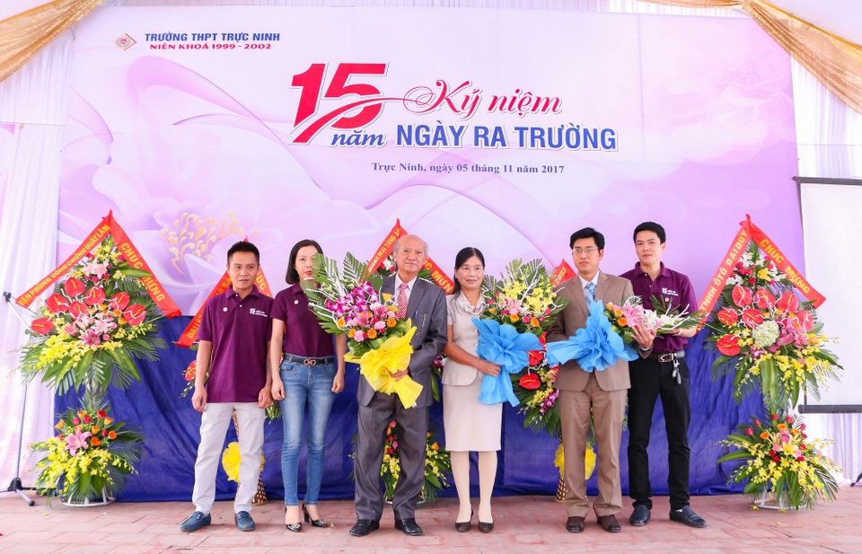 "Chúng mày ơi, về với trường, với lớp đi…" - 3
Cựu học sinh 3 miền Bắc – Trung – Nam gửi lời tri ân và gửi tặng bó hoa tơi thắm nhất tới thầy cô nhân ngày 20/11.