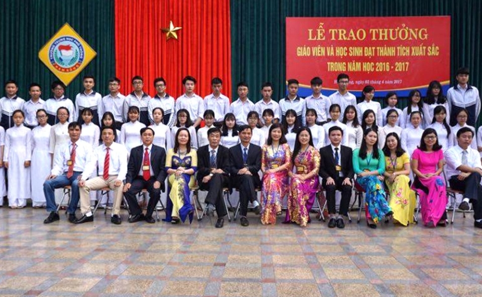 Trường THPT Hàm Rồng, thành phố Thanh Hóa là đơn vị dẫn đầu khối THPT tại kỳ thi học sinh giỏi tỉnh năm học 2016 - 2017