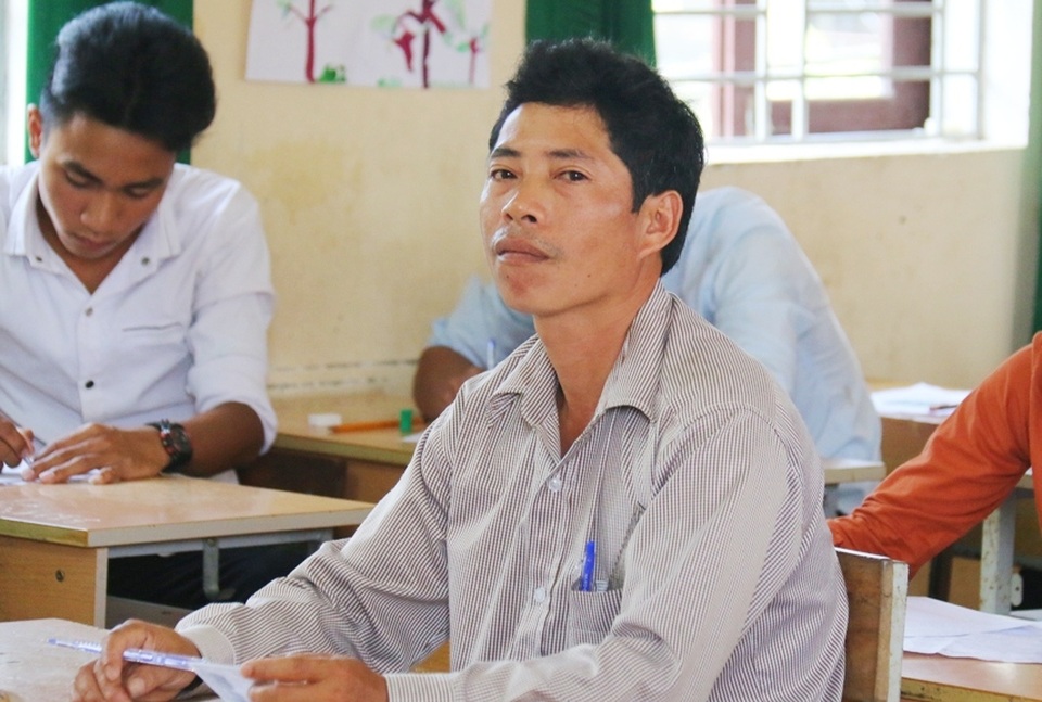 3 năm thi không đậu, thí sinh 46 tuổi vẫn quyết tâm vượt “vũ môn” - 1 Thí sinh Nguyễn Văn Quý 46 tuổi và đã 4 lần đi thi
