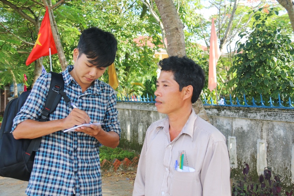3 năm thi không đậu, thí sinh 46 tuổi vẫn quyết tâm vượt “vũ môn” - 2 Thí sinh Quý cho biết dù thời gian rất bận vì công việc ở xã nhưng vẫn gắng thi cho đậu