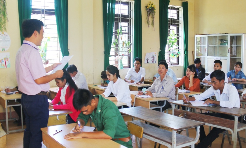 3 năm thi không đậu, thí sinh 46 tuổi vẫn quyết tâm vượt “vũ môn” - 3 Thí sinh 46 tuổi trong phòng thi (ở dãy ghế giữa, thứ 3 từ trên xuống)