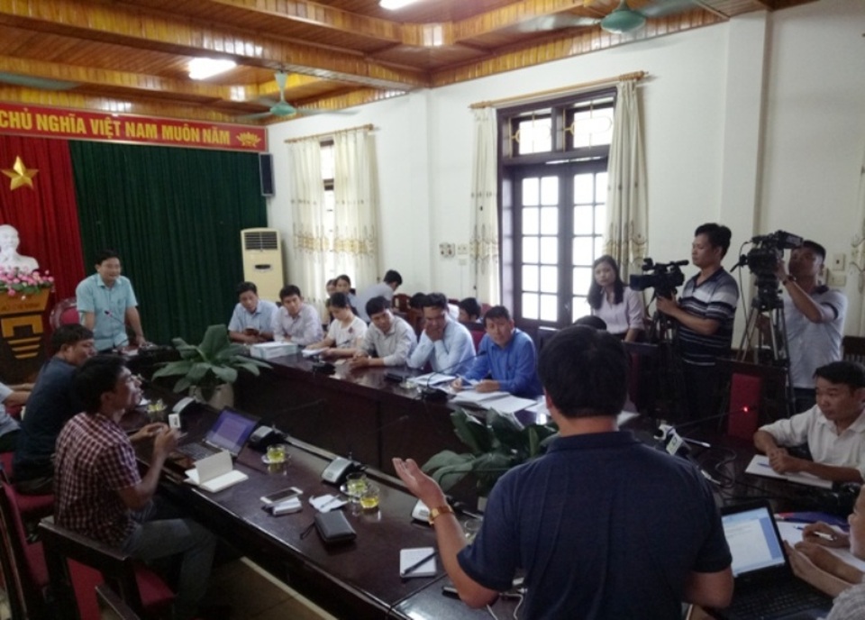 Tàu vỏ thép tiền tỷ hư hỏng: Cuộc đối thoại dang dở vì không có người chủ trì (!) - 2
Ông Phạm Văn Tuấn, Phó Chủ tịch UBND thành phố Sầm Sơn bỏ buổi đối thoại giữa chừng.
