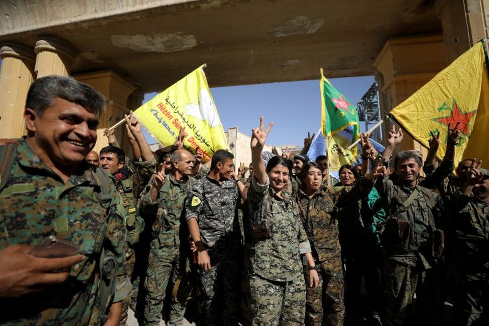 Ngày tàn của phiến quân IS tại thủ phủ Raqqa - 2
Hiện tại SDF vẫn đang tiếp tục quá trình rà soát bom mìn cũng như quét sạch hết những phần từ IS còn ngoan cố trụ tại thành phố này. Trong ảnh: Mọi người giơ cao biểu tượng chiến thắng.